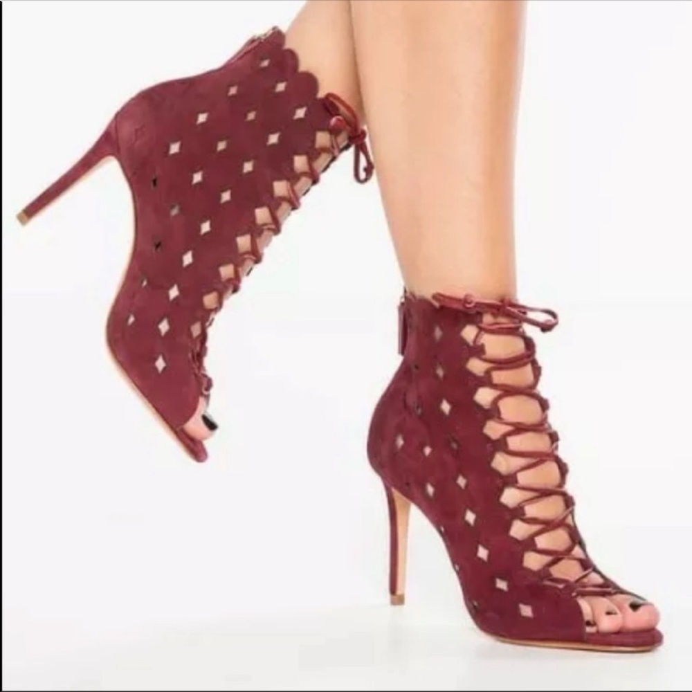 Rachel‘s Zoe cut out burgundy Ankle lace up
Size 7 New NWOT Booties Heels